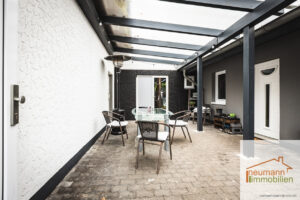Terasse zw Garage und Haus blick auf Haustür