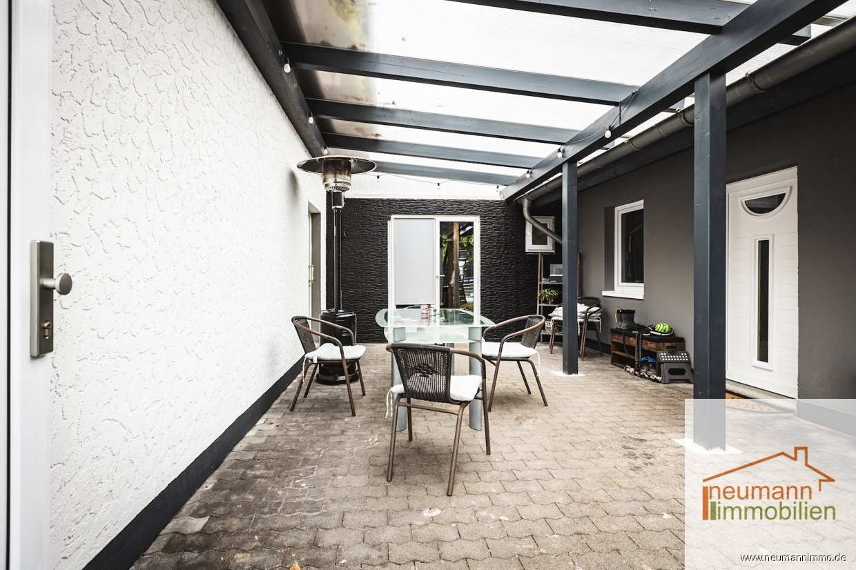 Terasse zw Garage und Haus blick auf Haustür