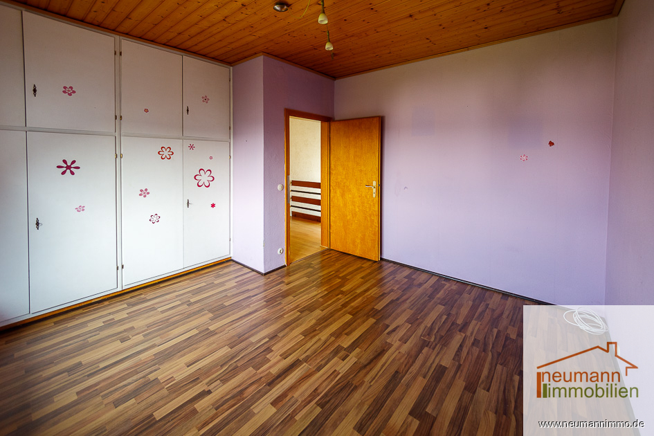 Schlafzimmer mit Einbauschrank OG