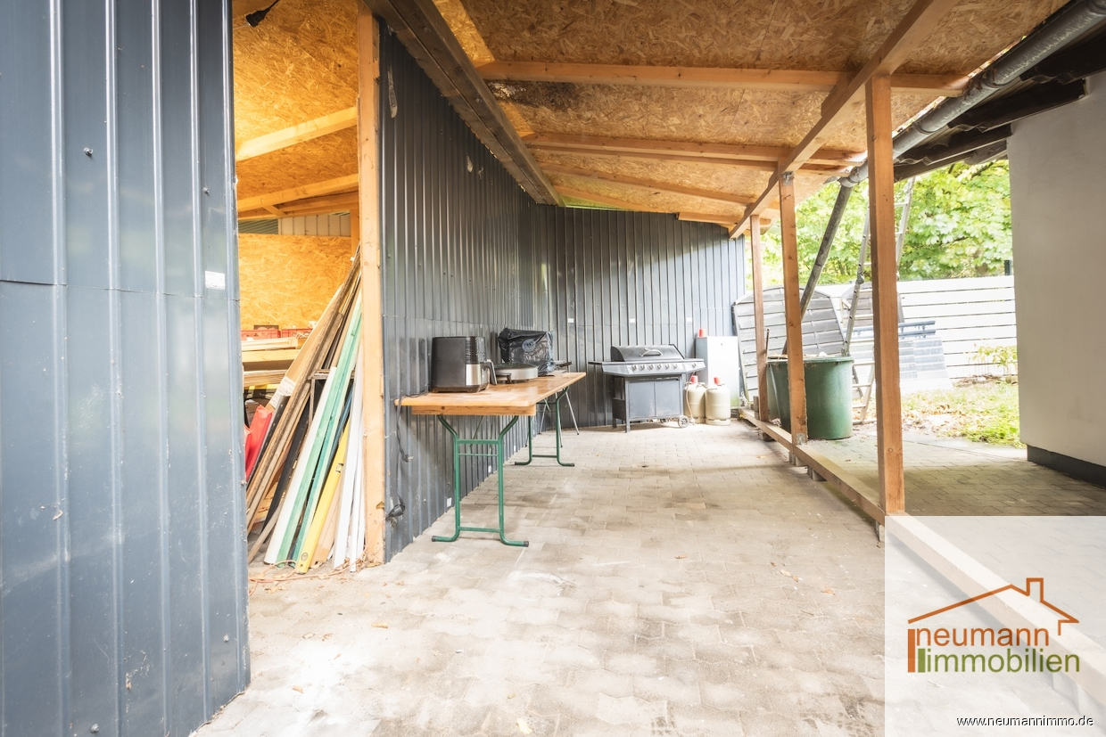 zwischen Werkstatt und Haus (Dach ist bereits abgerissen)