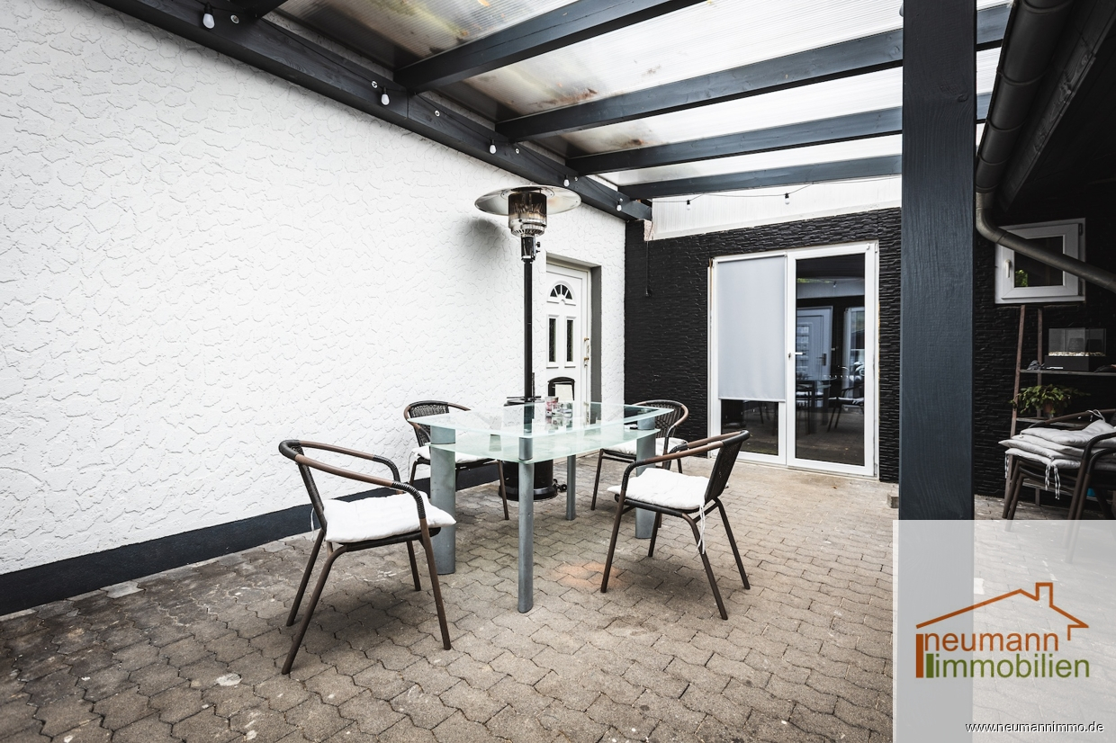 Terasse zw Garage und Haus