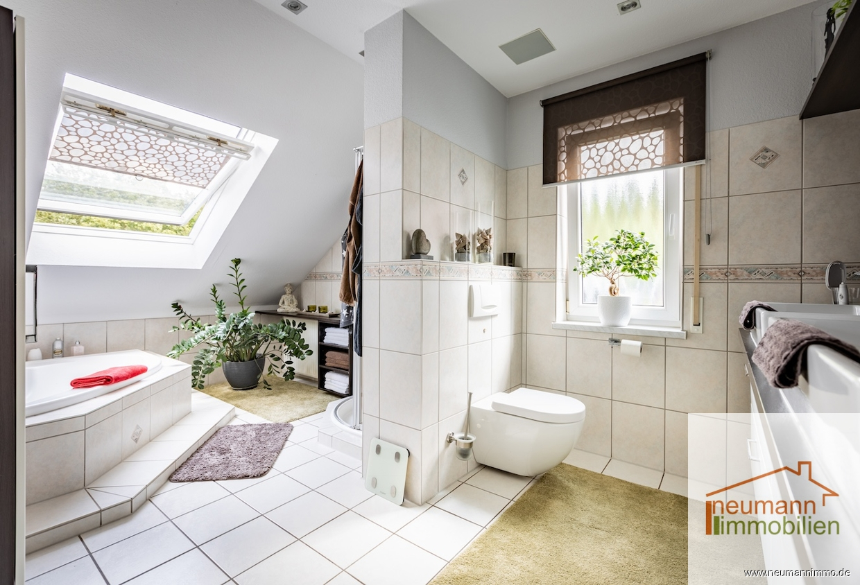 Badezimmer mit Badewanne und Dusche
