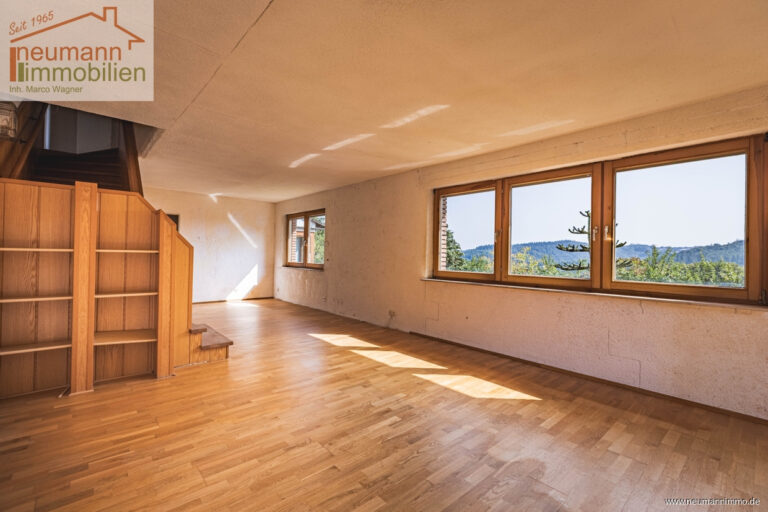 Wohnzimmer (mit Treppe) EG