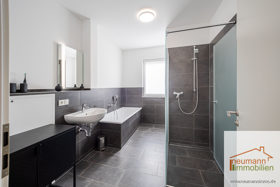 Badezimmer mit Dusche und Badewanne