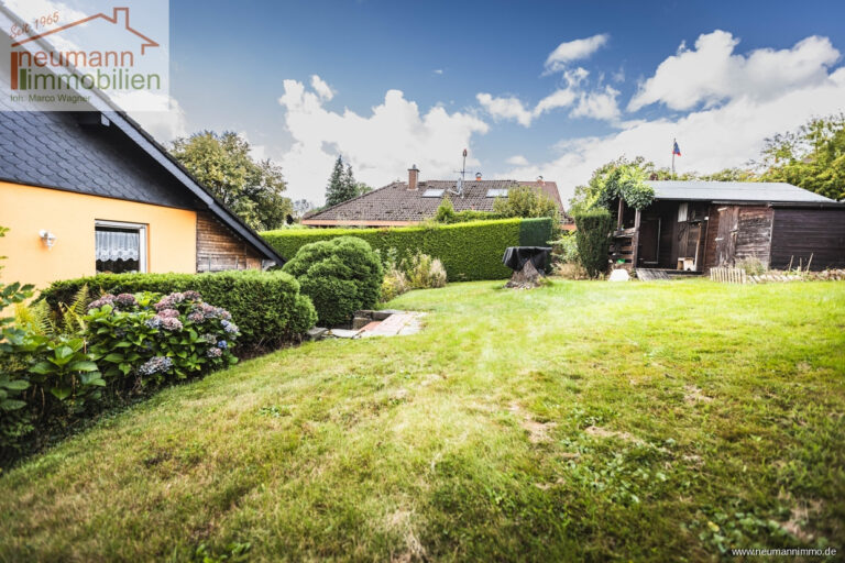 Garten mit Hütte