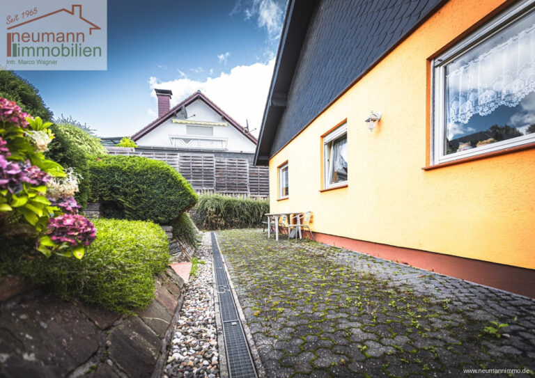 Hinter dem Haus