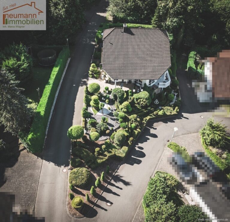 Drohne schräg Dachseite