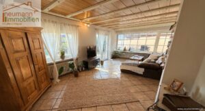 Wohnzimmer mit Zugang zur Terrasse EG