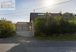 Von Straße mit Garagen