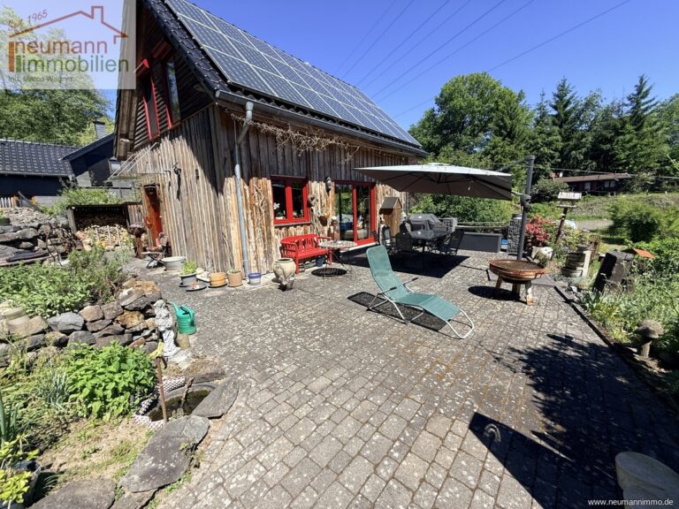 Hauseingang und Terrasse