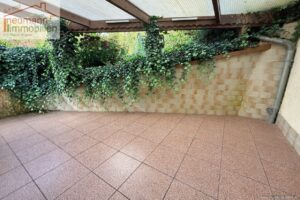 überdachte Terrasse hinter Haus